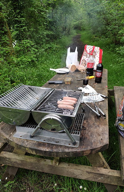 Compact barrel barbecue